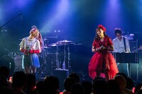 後藤真希（左）と藤本美貴（右）。