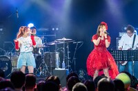 後藤真希（左）と藤本美貴（右）。