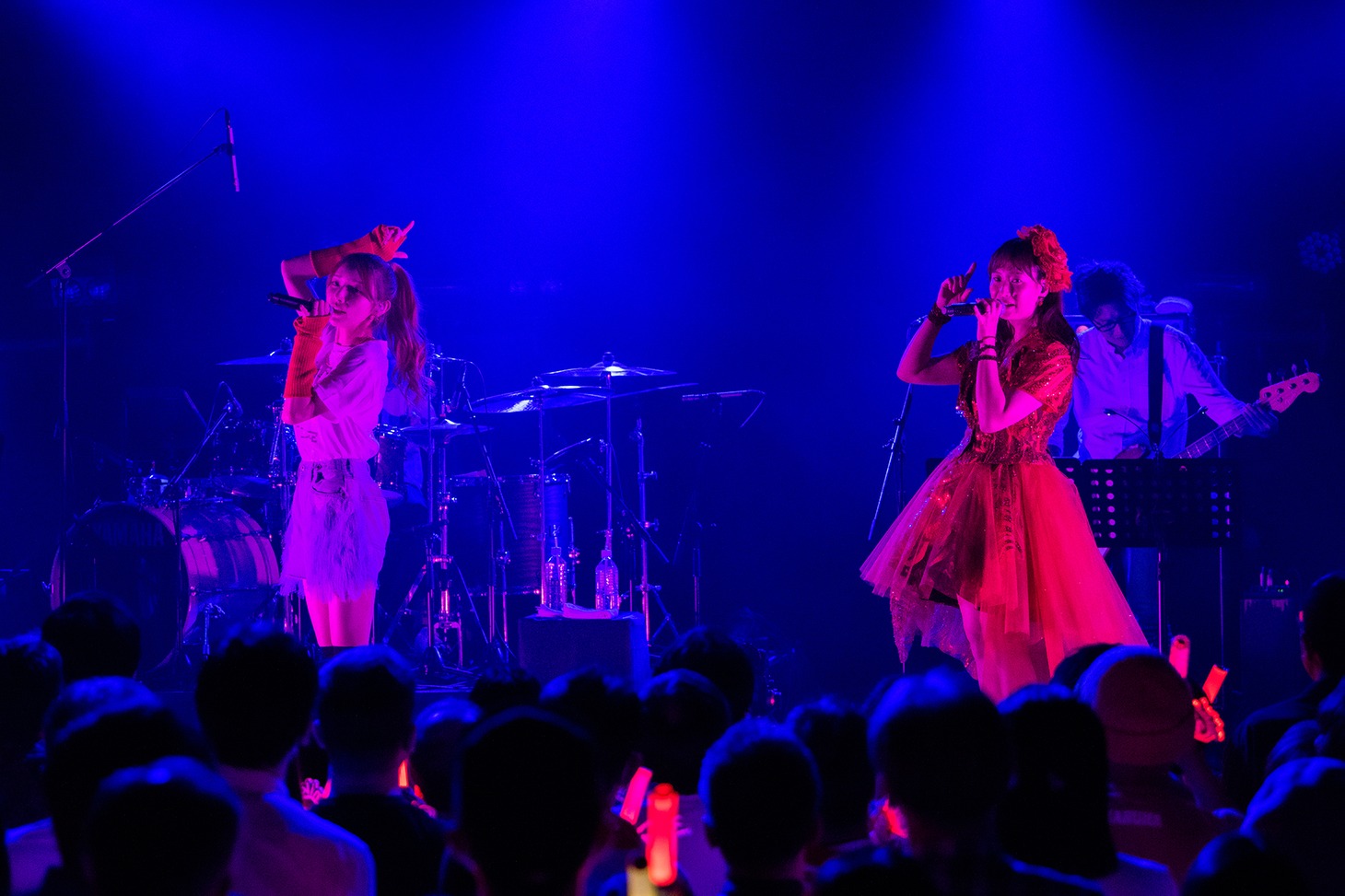 後藤真希（左）と藤本美貴（右）。