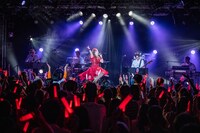 「ロマンティック 浮かれモード」で盛り上がる新宿BLAZE。