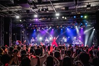 「ロマンティック 浮かれモード」で盛り上がる新宿BLAZE。