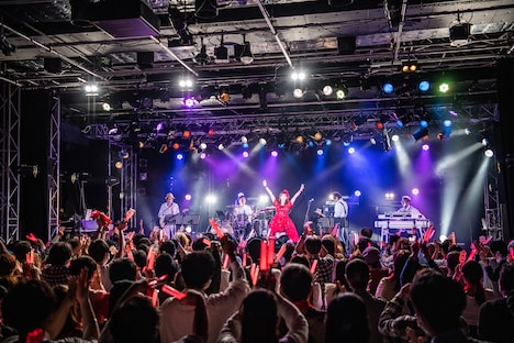 「ロマンティック 浮かれモード」で盛り上がる新宿BLAZE。