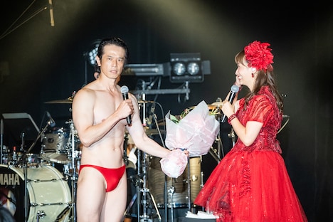 花束を持って現れた庄司智春（左）。