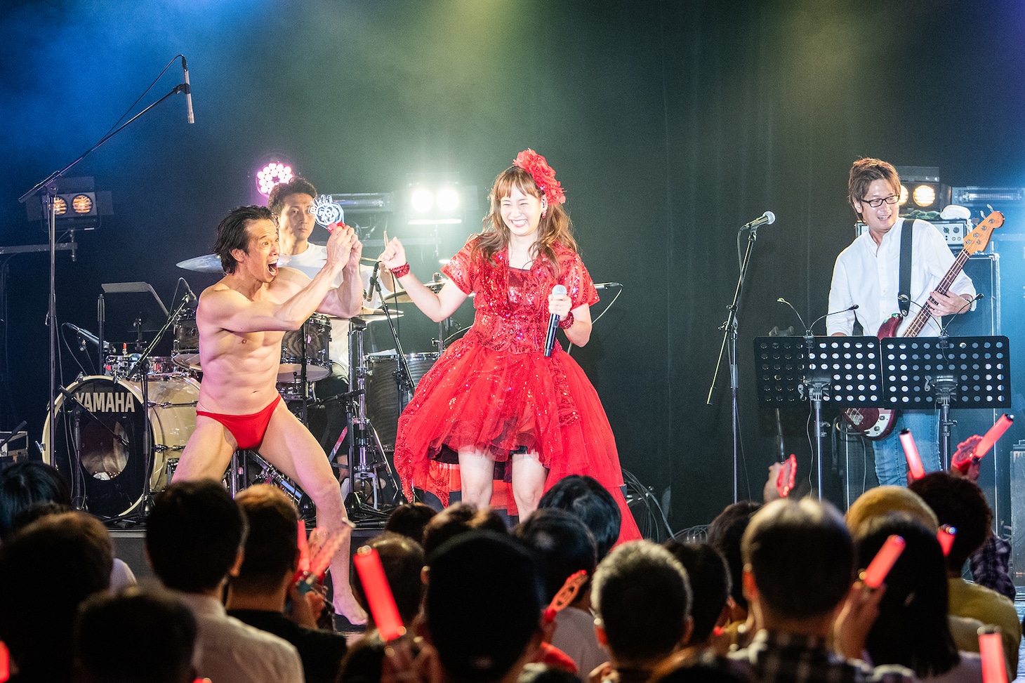 妻を全力で応援する庄司智春（左）。