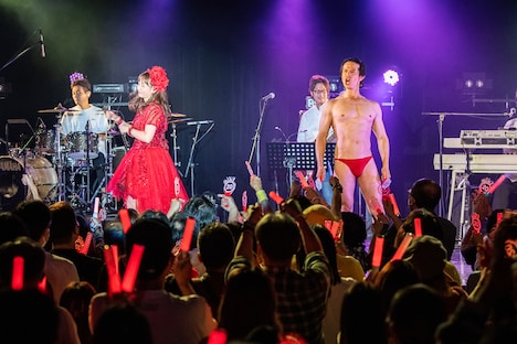 真横で「ミキティー！」と妻の名を叫ぶ庄司智春（右）。