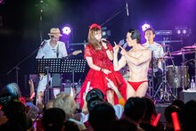 夫婦で共演する藤本美貴（左）、庄司智春（右）。