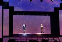 「FLY HIGH」を歌うHA YOUNGとJI WON。(P)&(C) PLEDIS Entertainment