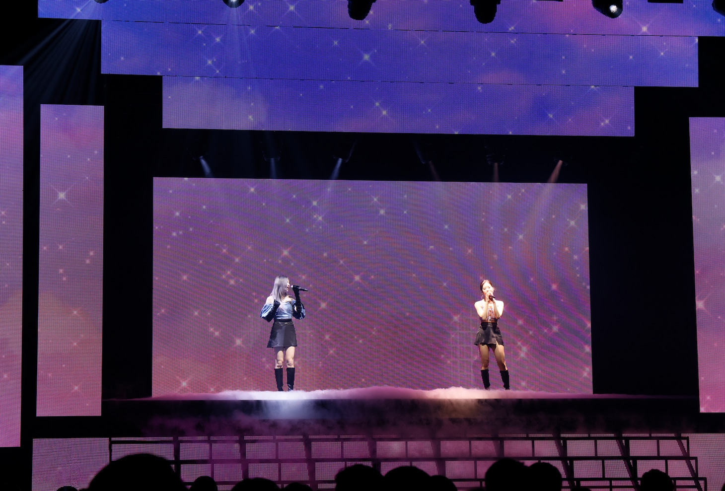 「FLY HIGH」を歌うHA YOUNGとJI WON。(P)&(C) PLEDIS Entertainment