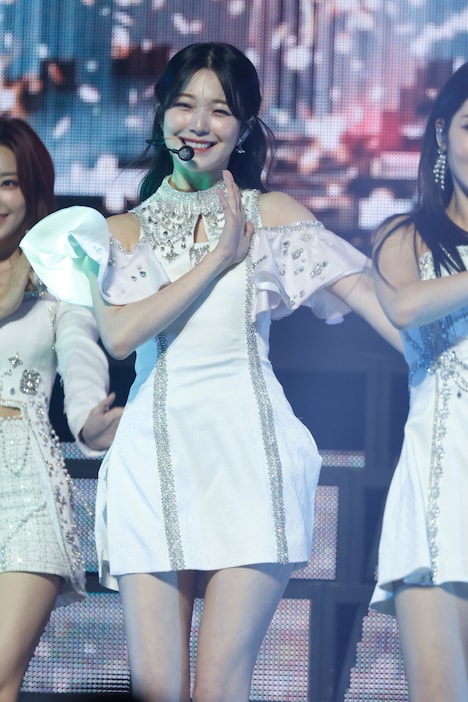 最後の挨拶では手紙を用意していたJI HEON。(P)&(C) PLEDIS Entertainment