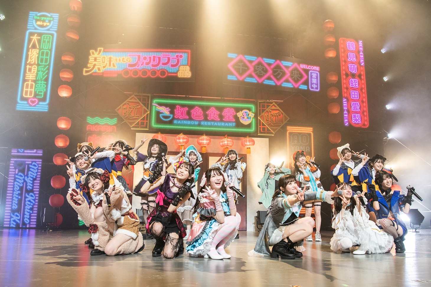 虹のコンキスタドール「全国美味いもの征服ツアー2022」ファイナル公演の様子。