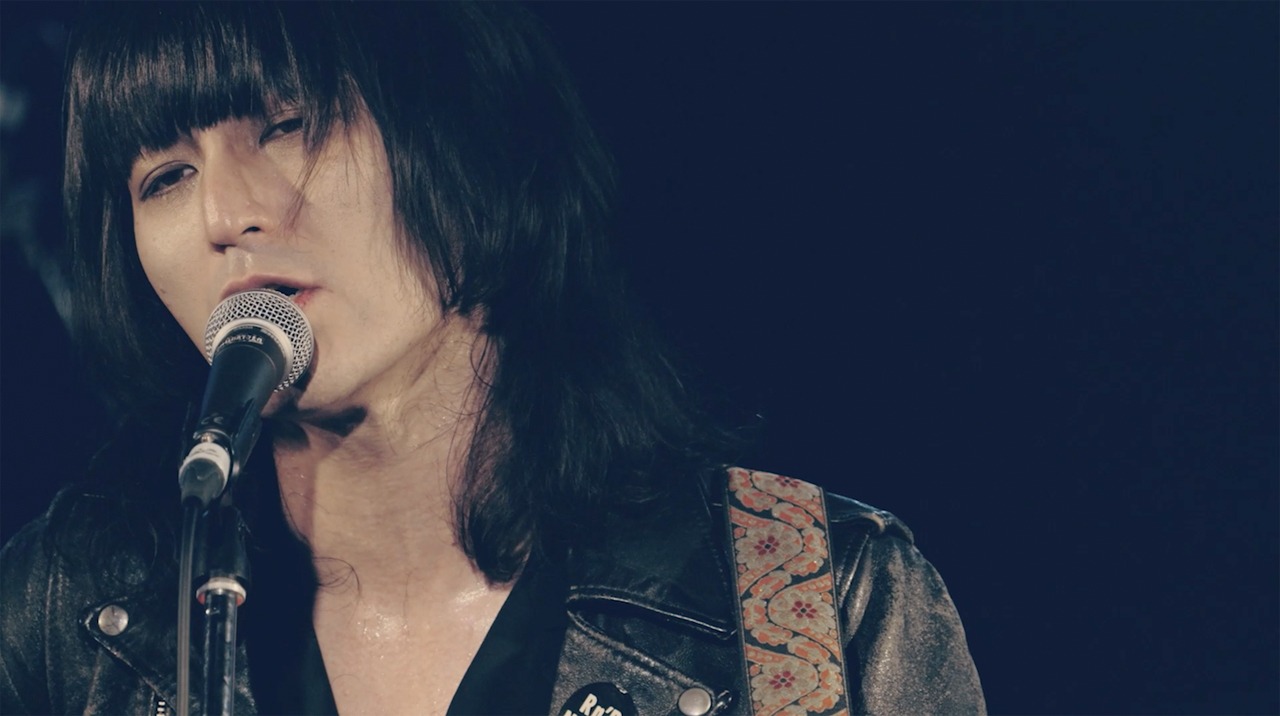 ドレスコーズ「スーパー、スーパーサッド」ライブ映像のワンシーン。