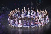 「真夏の全国ツアー2021」東京・東京ドーム公演で円陣を組んで「きっかけ」を歌唱する乃木坂46。
