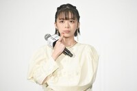 恋愛の悩みについて考える趣里。