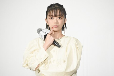 恋愛の悩みについて考える趣里。