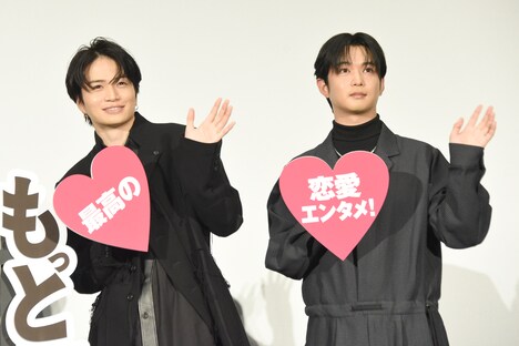 手を振る菊池風磨（左）、千葉雄大（右）。