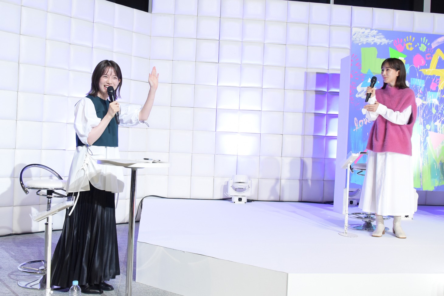田中みな実（右）から”結婚会見”を振られてあわてる弘中綾香アナウンサー（左）。