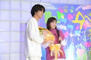 クイズの勝利を祝って田中みな実（右）に花束を贈る高橋海人（左）。