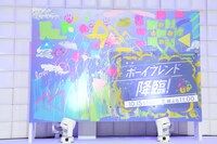 高橋海人、桜井ユキ、田中みな実が共同作業で描いた「ボーイフレンド降臨！」の看板。