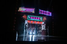 「虹色食堂」の扉から姿を現す虹コン。