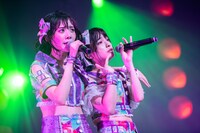 肩を組む鶴見萌（左）と蛭田愛梨（右）。