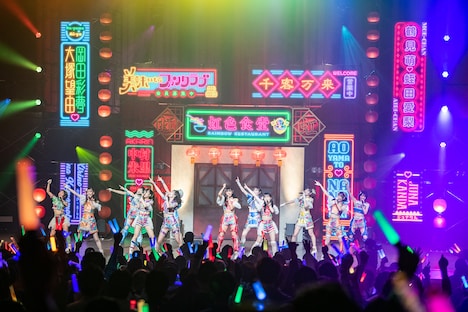 虹のコンキスタドール「全国美味いもの征服ツアー2022」最終公演の様子。