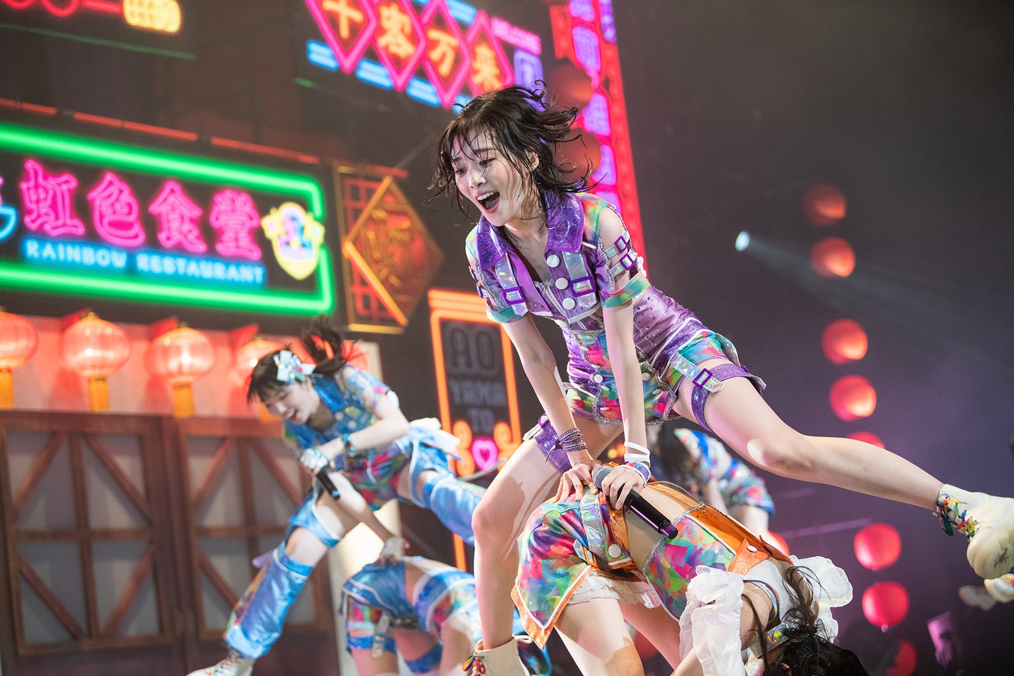 鶴見萌（上）と神田ジュナ（下）。