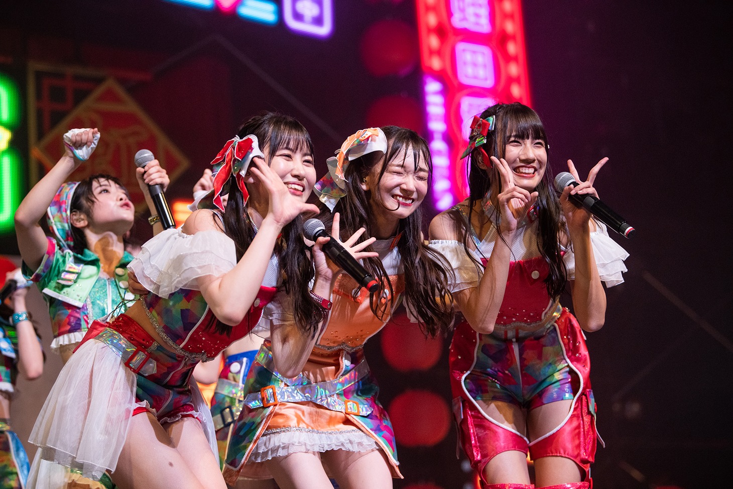 左から中村朱里、神田ジュナ、清水理子。