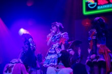 ハロウィン衣装で現れた虹コン。