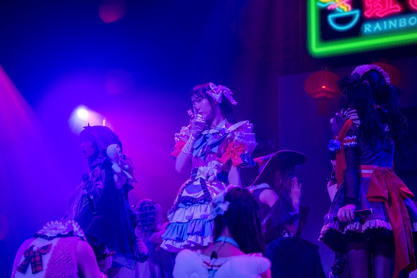 ハロウィン衣装で現れた虹コン。