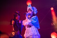 中村朱里（右）にナイフを突き立てる隈本茉莉奈（左）。