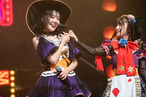 鶴見萌（左）の肩に乗った猫で遊ぶ蛭田愛梨（右）。