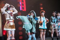 根本凪デザインのハロウィン衣装を着た虹コン。