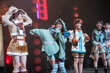 根本凪デザインのハロウィン衣装を着た虹コン。