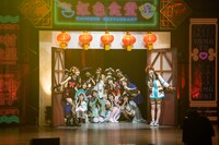 ステージを去る虹コン。