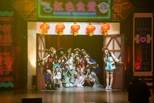 ステージを去る虹コン。