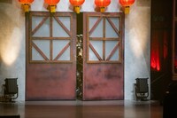 扉の隙間から手を振る虹コン。