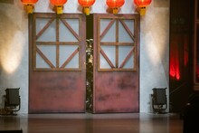 扉の隙間から手を振る虹コン。