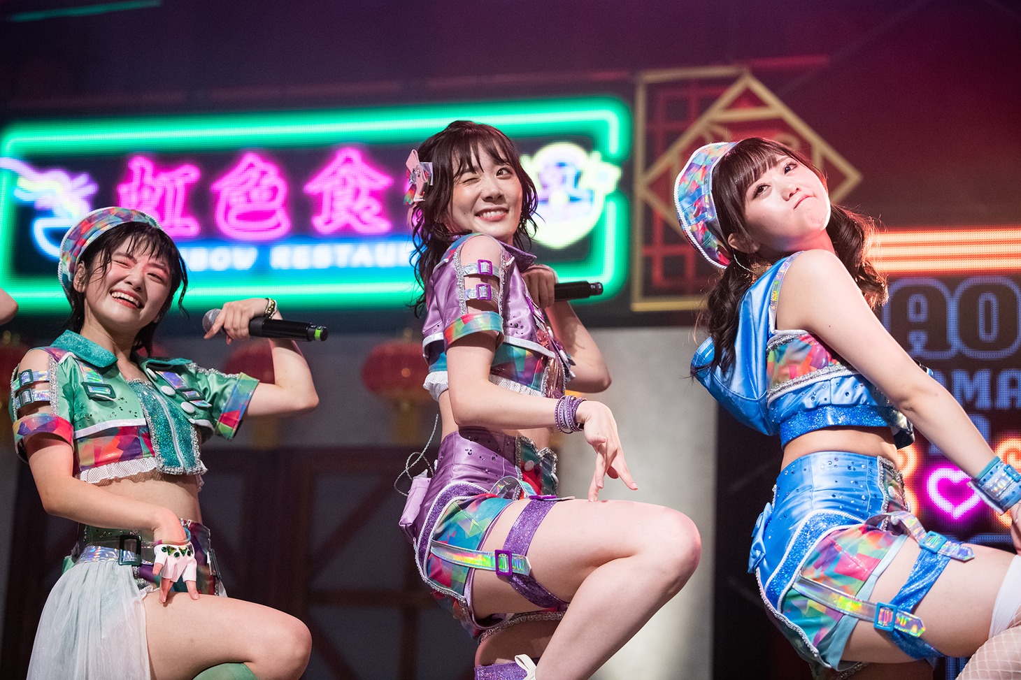 左から岡田彩夢、鶴見萌、山崎夏菜。