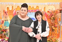 左からマツコ・デラックス、原由子。(c)TBS