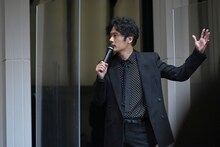 身振り手振り説明する稲垣吾郎。