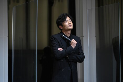 神妙な面持ちの稲垣吾郎。