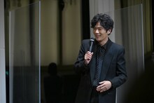 はにかむ稲垣吾郎。