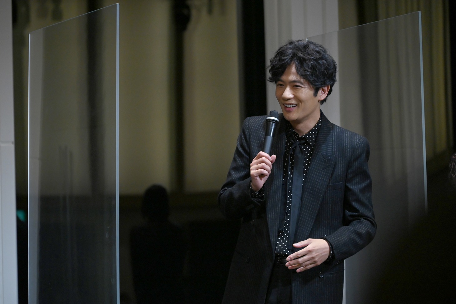 はにかむ稲垣吾郎。