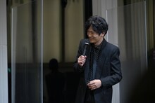 はにかむ稲垣吾郎。