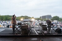 「京都音楽博覧会2022 in 梅小路公園」よりアントニオ・ロウレイロ＆ハファエル・マルチニのステージの様子。（撮影：井上嘉和）