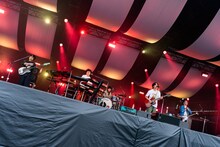 「京都音楽博覧会2022 in 梅小路公園」よりマカロニえんぴつのステージの様子。（撮影：井上嘉和）