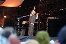 手を振る槇原敬之。（撮影：井上嘉和）