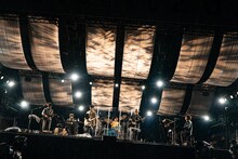 「京都音楽博覧会2022 in 梅小路公園」よりくるりのステージの様子。（撮影：井上嘉和）