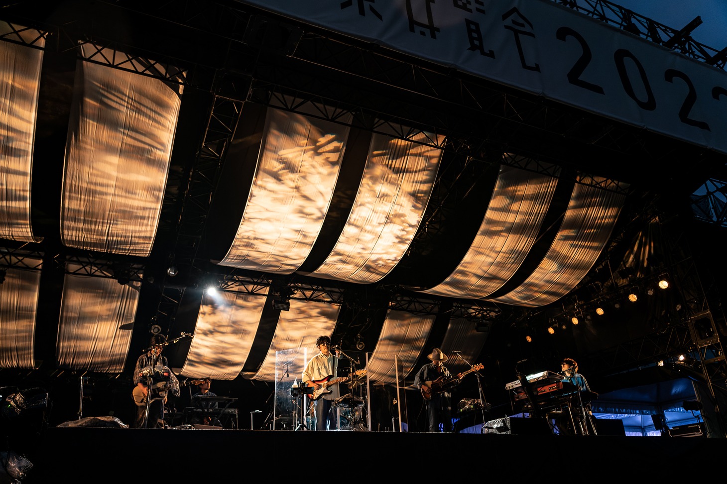 「京都音楽博覧会2022 in 梅小路公園」よりくるりのステージの様子。（撮影：井上嘉和）