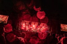 「京都音楽博覧会2022 in 梅小路公園」よりくるりのステージの様子。（撮影：井上嘉和）